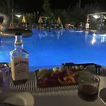 Mavi & Restaurant Hotel